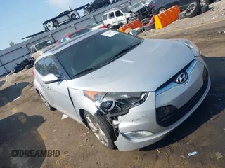 2016 Hyundai Veloster z VIN KMHTC6AD8GU301395, wystawiony jako IAAI lot #42063057 z przebiegiem 120 000 mil mil oraz . Historia ofert i sprzedaży dostępna na DreamBid. Obrazek 1.