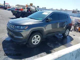 2022 Jeep Compass Sport z VIN 3C4NJDAB5NT205642, wystawiony jako IAAI lot #42130466 z przebiegiem 52 713 mil mil oraz . Historia ofert i sprzedaży dostępna na DreamBid. Obrazek 17.