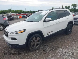 2016 Jeep Cherokee Latitude z VIN 1C4PJMCS4GW332918, wystawiony jako IAAI lot #42447507 z przebiegiem 97 575 mil mil oraz . Historia ofert i sprzedaży dostępna na DreamBid. Obrazek 18.