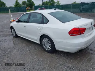2015 Volkswagen Passat Wolfsburg Edition z VIN 1VWAS7A36FC022590, wystawiony jako IAAI lot #42310685 z przebiegiem 116 348 mil mil oraz . Historia ofert i sprzedaży dostępna na DreamBid. Obrazek 3.