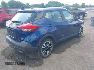 2020 Nissan Kicks SV z VIN 3N1CP5CV4LL504929, wystawiony jako IAAI lot #42420985 z przebiegiem 80 918 mil mil oraz . Historia ofert i sprzedaży dostępna na DreamBid. Obrazek 4.