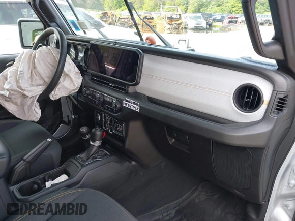 2024 Jeep Wrangler Sport S z VIN 1C4PJXDG1RW304993, wystawiony jako IAAI lot #42387509 z przebiegiem 6 987 mil mil oraz . Historia ofert i sprzedaży dostępna na DreamBid. Obrazek 5.