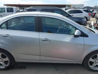 2012 Chevrolet Sonic LTZ z VIN 1G1JE5SB8C4210627, wystawiony jako IAAI lot #41662225 z przebiegiem 72 358 mil mil oraz . Historia ofert i sprzedaży dostępna na DreamBid. Obrazek 14.
