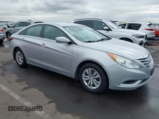 2013 Hyundai Sonata GLS z VIN 5NPEB4AC8DH604369, wystawiony jako IAAI lot #42203956 z przebiegiem 128 714 mil mil oraz . Historia ofert i sprzedaży dostępna na DreamBid. Obrazek 1.