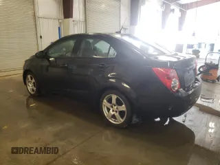 2013 Chevrolet Sonic LS z VIN 1G1JA5SH4D4160231, wystawiony jako Copart lot #56076225 z przebiegiem 128 622 mil mil oraz Czysty tytuł • Clean title. Historia ofert i sprzedaży dostępna na DreamBid. Obrazek 2.