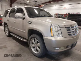2007 Cadillac Escalade with VIN 1GYFK638X7R138864, listed as a IAAI auction lot 42088742 with 195,192 mi miles. Bid and sale history available at carsss.com. Image 1.
