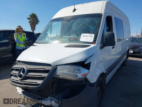 2019 Mercedes-Benz Sprinter Cargo z VIN WD4PF1CD1KP074822, wystawiony jako IAAI lot #40303744 z przebiegiem Nie podano mil oraz . Historia ofert i sprzedaży dostępna na DreamBid. Obrazek 2.