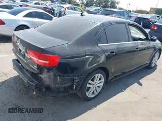 2015 Volkswagen Jetta SEL z VIN 3VWL17AJ7FM307632, wystawiony jako IAAI lot #42766536 z przebiegiem 101 661 mil mil oraz . Historia ofert i sprzedaży dostępna na DreamBid. Obrazek 4.