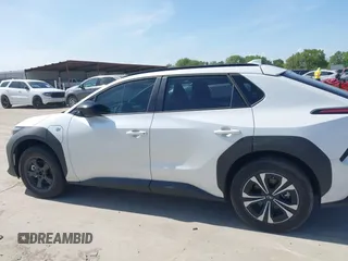 2024 Subaru Solterra Premium z VIN JTMABABA5RA068246, wystawiony jako IAAI lot #41825759 z przebiegiem 5419 mil mil oraz . Historia ofert i sprzedaży dostępna na DreamBid. Obrazek 13.