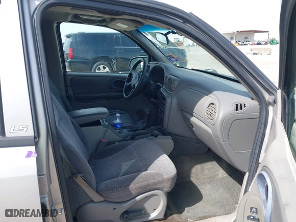 2004 Chevrolet TrailBlazer LT with VIN 1GNDS13S242407656, listed as a IAAI auction lot 41776413 with 343,851 mi miles. Bid and sale history available at carsss.com. Image 5.