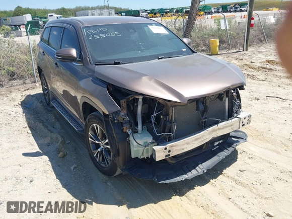 2018 Toyota Highlander LE z VIN 5TDZARFH0JS041636, wystawiony jako IAAI lot #41834037 z przebiegiem 73 004 mil mil oraz . Historia ofert i sprzedaży dostępna na DreamBid. Obrazek 1.