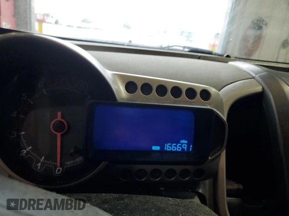 2014 Chevrolet Sonic LT z VIN 1G1JC5SH1E4118997, wystawiony jako Copart lot #70792334 z przebiegiem 166 691 mil mil oraz Szkoda całkowita • Salvage title. Historia ofert i sprzedaży dostępna na DreamBid. Obrazek 9.