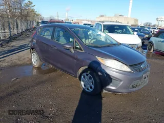 2013 Ford Fiesta S z VIN 3FADP4TJ5DM164278, wystawiony jako IAAI lot #41588415 z przebiegiem 13 403 mil mil oraz . Historia ofert i sprzedaży dostępna na DreamBid. Obrazek 1.