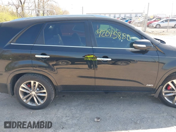 2014 Kia Sorento SX z VIN 5XYKWDA70EG455636, wystawiony jako IAAI lot #42015880 z przebiegiem 211 075 mil mil oraz . Historia ofert i sprzedaży dostępna na DreamBid. Obrazek 13.
