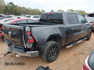 2019 Ram 1500 Big Horn z VIN 1C6RREFT7KN522858, wystawiony jako IAAI lot #41938140 z przebiegiem 115 165 mil mil oraz . Historia ofert i sprzedaży dostępna na DreamBid. Obrazek 4.