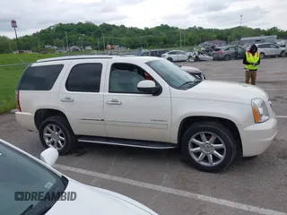 2013 GMC Yukon Denali z VIN 1GKS2EEF4DR358429, wystawiony jako IAAI lot #42182845 z przebiegiem 161 020 mil mil oraz . Historia ofert i sprzedaży dostępna na DreamBid. Obrazek 13.