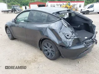 2025 Tesla Model Y Long Range z VIN 7SAYGAEE3SF264491, wystawiony jako IAAI lot #42292489 z przebiegiem 3 543 mil mil oraz . Historia ofert i sprzedaży dostępna na DreamBid. Obrazek 3.