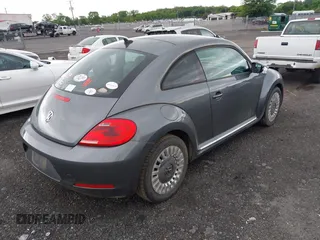 2014 Volkswagen Beetle 1.8T z VIN 3VWJ17AT4EM640278, wystawiony jako IAAI lot #42198194 z przebiegiem 136 096 mil mil oraz . Historia ofert i sprzedaży dostępna na DreamBid. Obrazek 4.