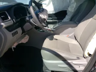 2019 Toyota Highlander LE z VIN 5TDZZRFH5KS360833, wystawiony jako Copart lot #52338595 z przebiegiem 34 386 mil mil oraz Szkoda całkowita • Salvage title. Historia ofert i sprzedaży dostępna na DreamBid. Obrazek 7.