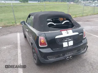 2010 MINI Convertible S z VIN WMWMS3C51ATY51760, wystawiony jako IAAI lot #42419015 z przebiegiem 86 437 mil mil oraz . Historia ofert i sprzedaży dostępna na DreamBid. Obrazek 3.