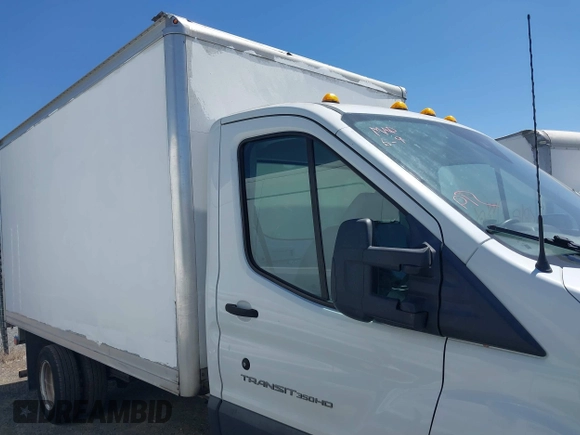 2018 Ford Transit z VIN 1FDBF8ZM6JKA62161, wystawiony jako IAAI lot #42468263 z przebiegiem 70 057 mil mil oraz . Historia ofert i sprzedaży dostępna na DreamBid. Obrazek 13.