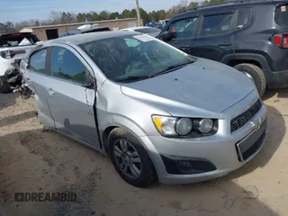2014 Chevrolet Sonic LT z VIN 1G1JC5SH9E4213176, wystawiony jako IAAI lot #41465942 z przebiegiem 185 609 mil mil oraz . Historia ofert i sprzedaży dostępna na DreamBid. Obrazek 1.