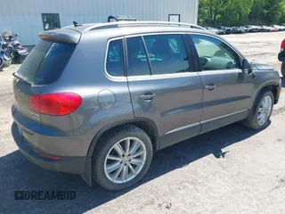 2013 Volkswagen Tiguan SE z VIN WVGBV7AX1DW006709, wystawiony jako IAAI lot #42388899 z przebiegiem 150 903 mil mil oraz . Historia ofert i sprzedaży dostępna na DreamBid. Obrazek 4.