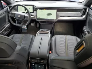 2023 Rivian R1T Adventure z VIN 7FCTGAAA8PN001040, wystawiony jako Copart lot #71517874 z przebiegiem 19 789 mil mil oraz Szkody całkowita. Historia ofert i sprzedaży dostępna na DreamBid. Obrazek 8.