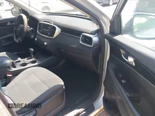 2017 Kia Sorento LX z VIN 5XYPG4A32HG210423, wystawiony jako IAAI lot #42283318 z przebiegiem 135 063 mil mil oraz . Historia ofert i sprzedaży dostępna na DreamBid. Obrazek 5.