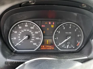 2013 BMW 1 Series 128i z VIN WBAUP9C57DVF46781, wystawiony jako Copart lot #77449004 z przebiegiem 98 551 mil mil oraz Czysty tytuł • Clean title. Historia ofert i sprzedaży dostępna na DreamBid. Obrazek 9.