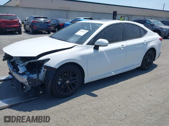 2025 Toyota Camry LE z VIN 4T1DAACK8SU029853, wystawiony jako IAAI lot #41813312 z przebiegiem 25 522 mil mil oraz . Historia ofert i sprzedaży dostępna na DreamBid. Obrazek 2.