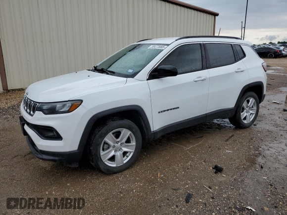2022 Jeep Compass Latitude z VIN 3C4NJDBB4NT118720, wystawiony jako Copart lot #55472085 z przebiegiem 32 372 mil mil oraz Czysty tytuł • Clean title. Historia ofert i sprzedaży dostępna na DreamBid. Obrazek 1.