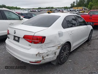 2015 Volkswagen Jetta SE z VIN 3VWD17AJ2FM203795, wystawiony jako IAAI lot #42353495 z przebiegiem 150 903 mil mil oraz . Historia ofert i sprzedaży dostępna na DreamBid. Obrazek 4.