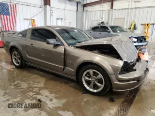 2005 Ford Mustang GT Deluxe z VIN 1ZVHT82H555100792, wystawiony jako Copart lot #57918045 z przebiegiem 130 677 mil mil oraz Czysty tytuł • Clean title. Historia ofert i sprzedaży dostępna na DreamBid. Obrazek 4.