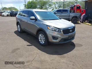 2017 Kia Sorento LX z VIN 5XYPG4A3XHG279909, wystawiony jako IAAI lot #42041479 z przebiegiem 52 744 mil mil oraz . Historia ofert i sprzedaży dostępna na DreamBid. Obrazek 1.