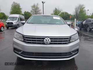 2017 Volkswagen Passat S z VIN 1VWAT7A38HC064419, wystawiony jako IAAI lot #42156027 z przebiegiem 81 062 mil mil oraz . Historia ofert i sprzedaży dostępna na DreamBid. Obrazek 12.