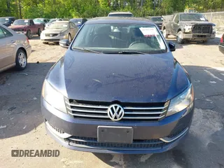 2013 Volkswagen Passat SE z VIN 1VWBP7A36DC130257, wystawiony jako IAAI lot #41987145 z przebiegiem 148 881 mil mil oraz . Historia ofert i sprzedaży dostępna na DreamBid. Obrazek 6.