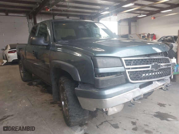 2006 Chevrolet Silverado 1500 LT2 with VIN 1GCEK19B36Z106215, listed as a IAAI auction lot 40699968 with 183,870 mi miles. Bid and sale history available at carsss.com. Image 1.