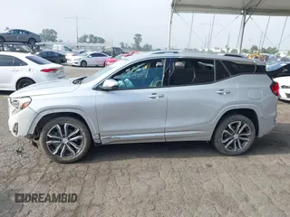 2020 GMC Terrain Denali z VIN 3GKALXEX0LL294117, wystawiony jako IAAI lot #42343656 z przebiegiem 67 697 mil mil oraz . Historia ofert i sprzedaży dostępna na DreamBid. Obrazek 15.
