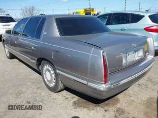 1998 Cadillac DeVille z VIN 1G6KD54Y4WU800220, wystawiony jako IAAI lot #41818035 z przebiegiem 121 555 mil mil oraz . Historia ofert i sprzedaży dostępna na DreamBid. Obrazek 3.
