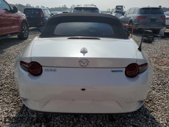 2020 Mazda MX-5 Miata Grand Touring z VIN JM1NDAD78L0417426, wystawiony jako Copart lot #62725524 z przebiegiem Nie podano mil oraz Szkoda całkowita • Salvage title. Historia ofert i sprzedaży dostępna na DreamBid. Obrazek 6.
