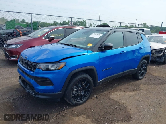2024 Jeep Compass Latitude z VIN 3C4NJDBN4RT106311, wystawiony jako IAAI lot #42474517 z przebiegiem 9 027 mil mil oraz . Historia ofert i sprzedaży dostępna na DreamBid. Obrazek 17.