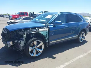 2019 Bentley Bentayga V8 z VIN SJAAM2ZVXKC026160, wystawiony jako IAAI lot #42131132 z przebiegiem 38 512 mil mil oraz . Historia ofert i sprzedaży dostępna na DreamBid. Obrazek 2.