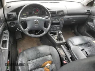2000 Volkswagen Passat z VIN WVWMA23B5YP299351, wystawiony jako Copart lot #44905385 z przebiegiem 186 402 mil mil oraz Czysty tytuł • Clean title. Historia ofert i sprzedaży dostępna na DreamBid. Obrazek 8.