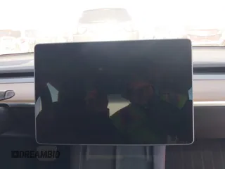 2023 Tesla Model 3 z VIN 5YJ3E1EAXPF505951, wystawiony jako IAAI lot #41535421 z przebiegiem Nie podano mil oraz . Historia ofert i sprzedaży dostępna na DreamBid. Obrazek 18.