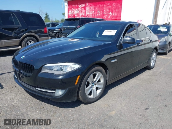 2012 BMW 5 Series 528i xDrive with VIN WBAXH5C54CDW07833, listed as a IAAI auction lot 42058437 with 118,213 mi miles and . Bid and sale history available at carsss.com. Image 2.