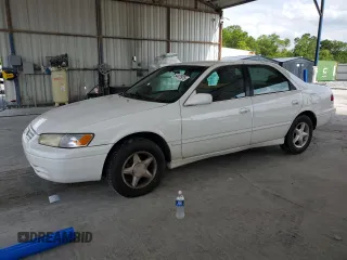 1998 Toyota Camry LE z VIN 4T1BG22K7WU273609, wystawiony jako Copart lot #54475975 z przebiegiem 187 719 mil mil oraz Czysty tytuł • Clean title. Historia ofert i sprzedaży dostępna na DreamBid. Obrazek 1.