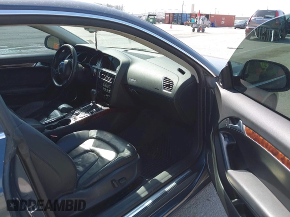 2009 Audi A5 z VIN WAUDK78T09A017324, wystawiony jako IAAI lot #41792872 z przebiegiem 212 612 mil mil oraz . Historia ofert i sprzedaży dostępna na DreamBid. Obrazek 5.