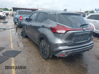 2023 Nissan Kicks S z VIN 3N1CP5BV9PL561294, wystawiony jako IAAI lot #42150962 z przebiegiem 15 900 mil mil oraz . Historia ofert i sprzedaży dostępna na DreamBid. Obrazek 3.