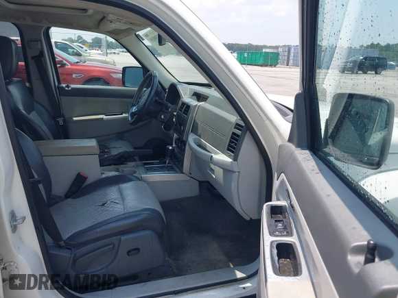 2008 Jeep Liberty Limited z VIN 1J8GN58KX8W193424, wystawiony jako IAAI lot #42398191 z przebiegiem 211 549 mil mil oraz . Historia ofert i sprzedaży dostępna na DreamBid. Obrazek 5.